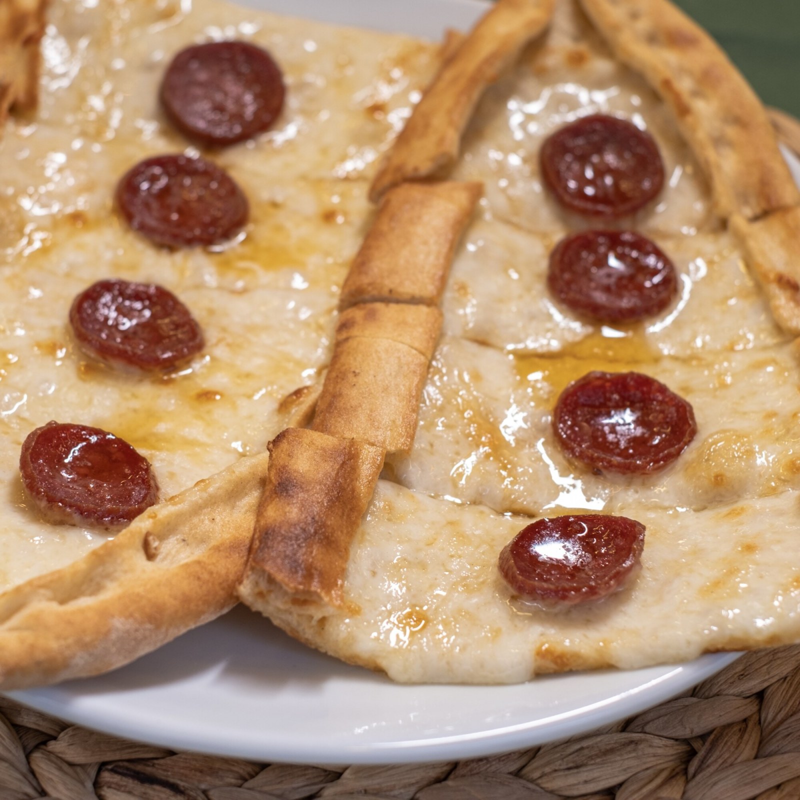Sucuklu Kaşarlı Pide