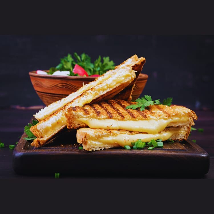 Ayvalık Ekmeğine Domatesli Beyaz Peynirli Tost