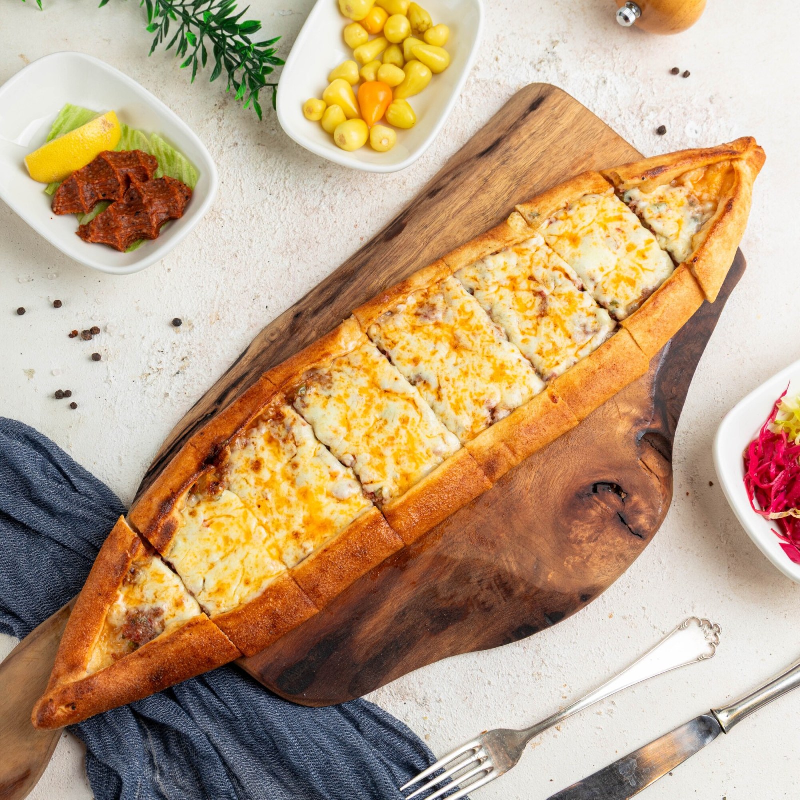 Kıymalı Kaşarlı Pide+Coca Cola
