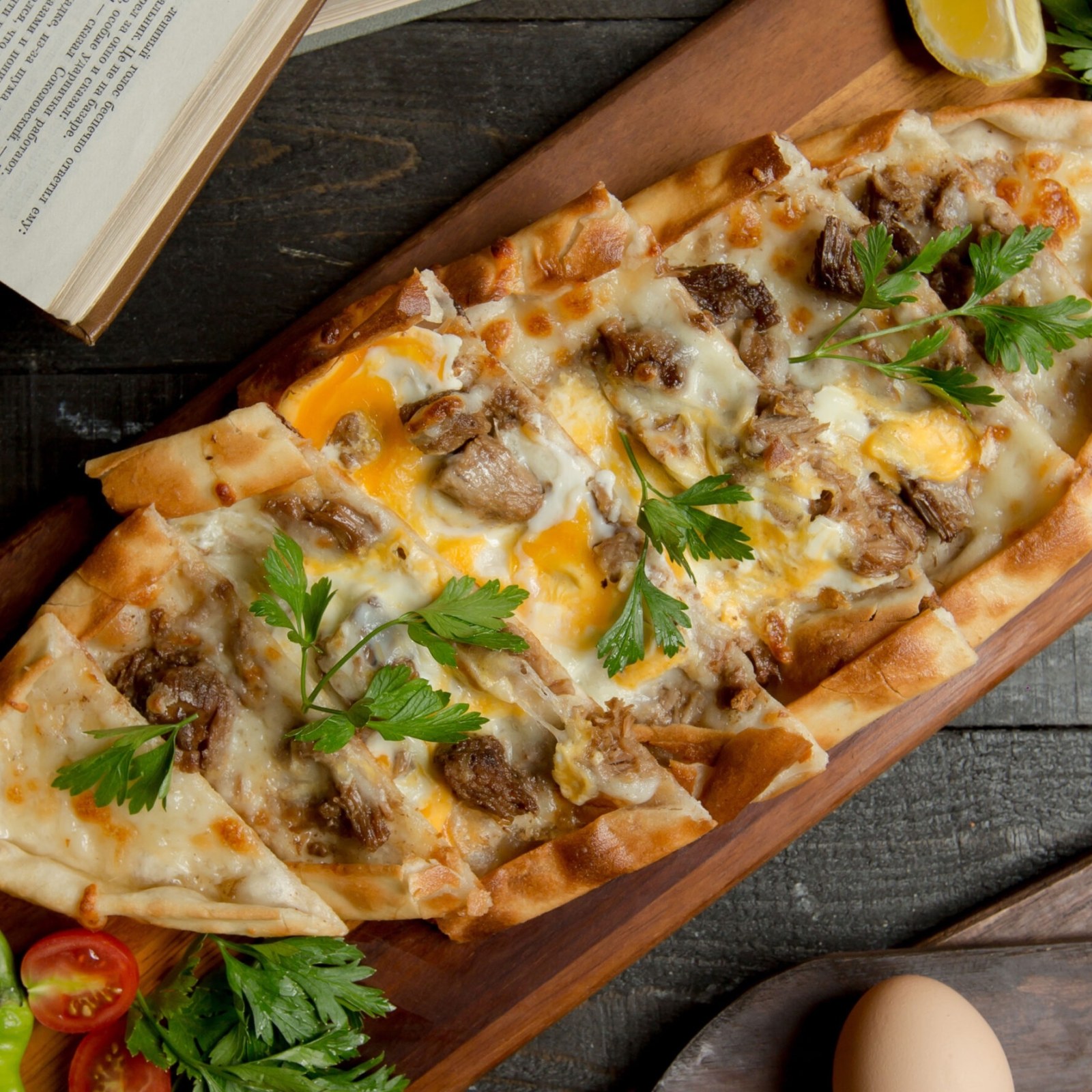 Kavurmalı Kaşarlı Yumurtalı Pide