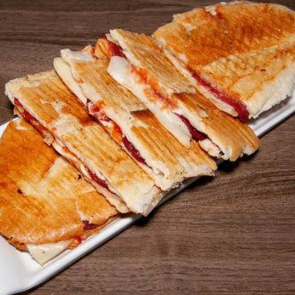 Tam Ekmek Sucuklu Kaşarlı Ketçaplı Mayonezli