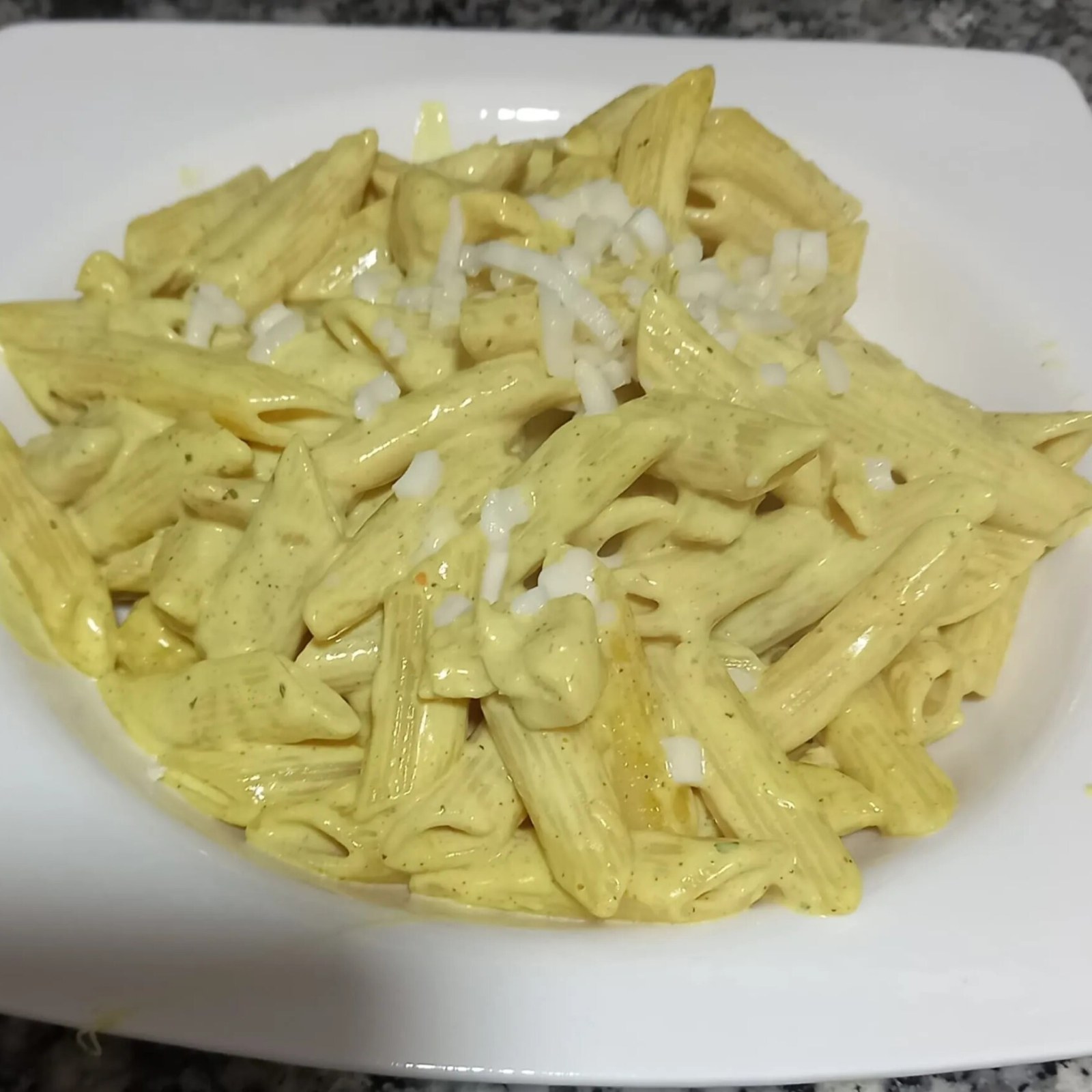 Köri Soslu Tavuklu Makarna