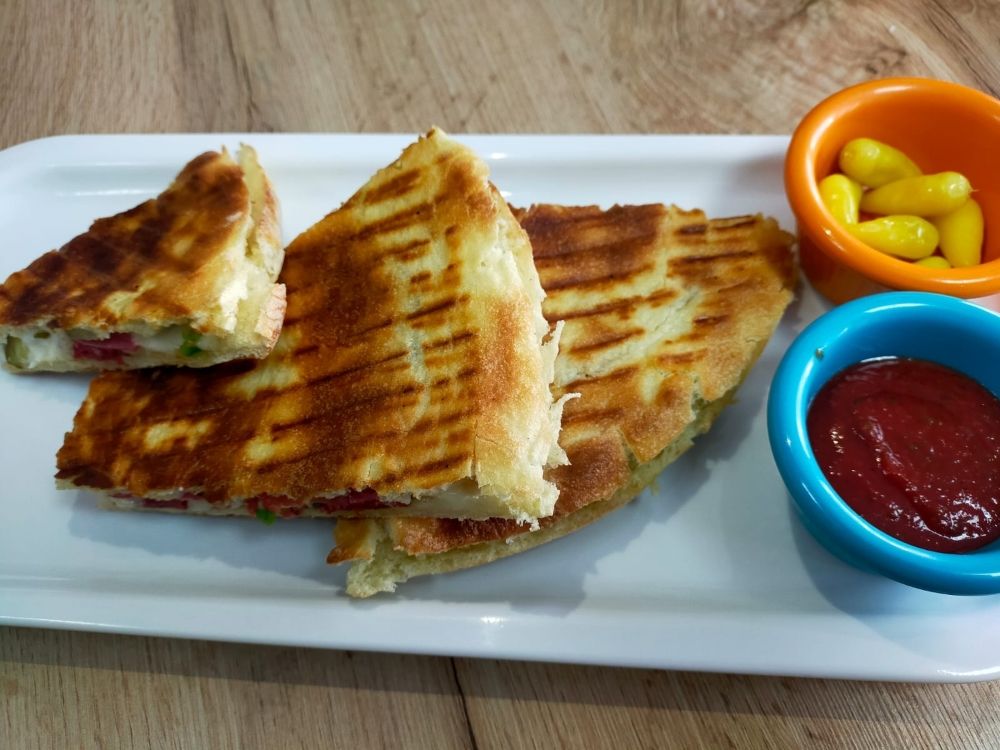 Bazlama Tulum Peynirli Sucuklu Tost