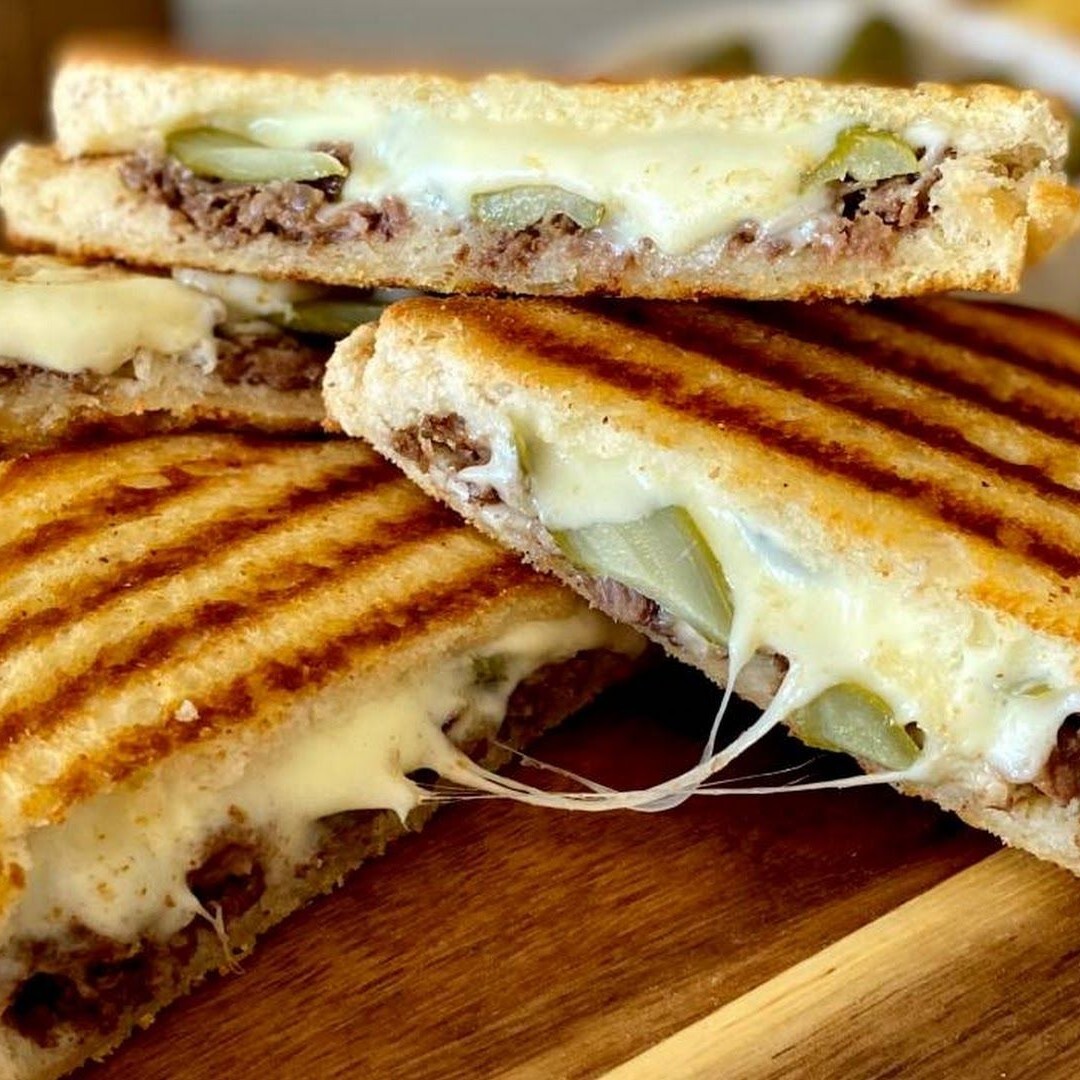 Kavurmalı Kaşarlı Tost + 330 ml Coca-cola