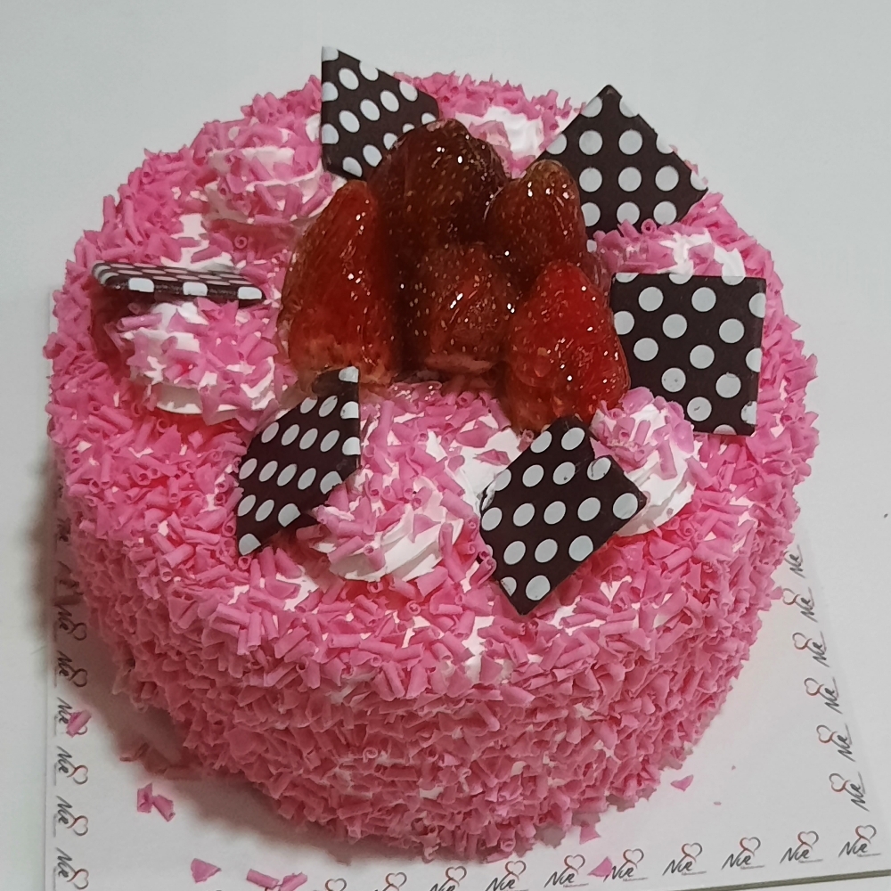 Çilekli Çikolatalı Pasta (6 Kişilik)