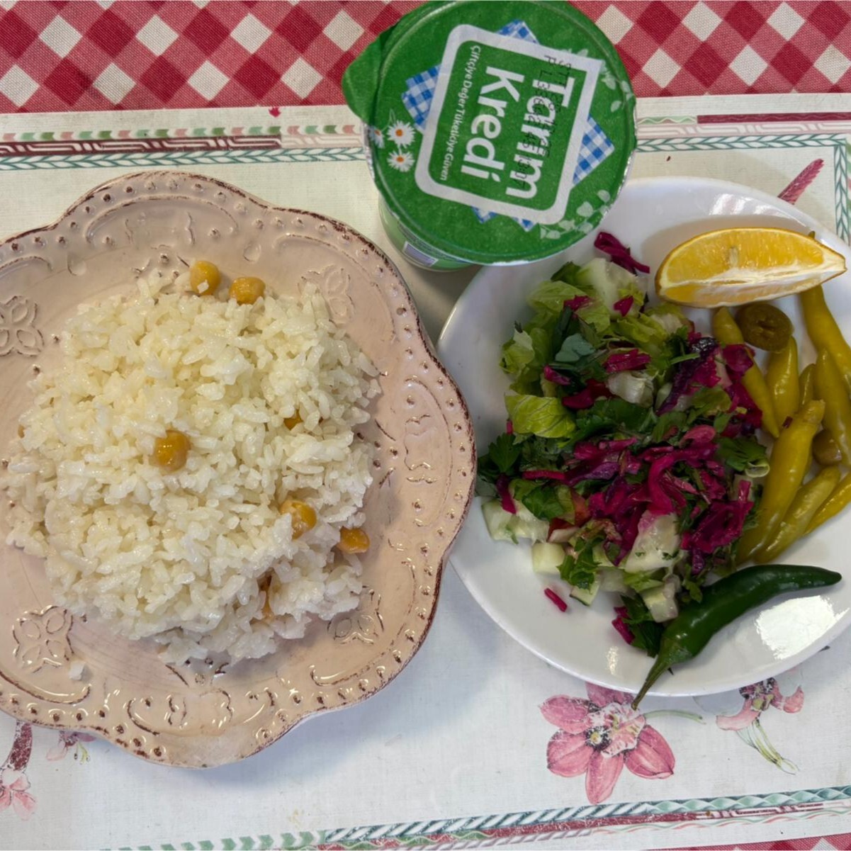 Nohutlu Pirinç Pilavı Salata Ayran Turşu