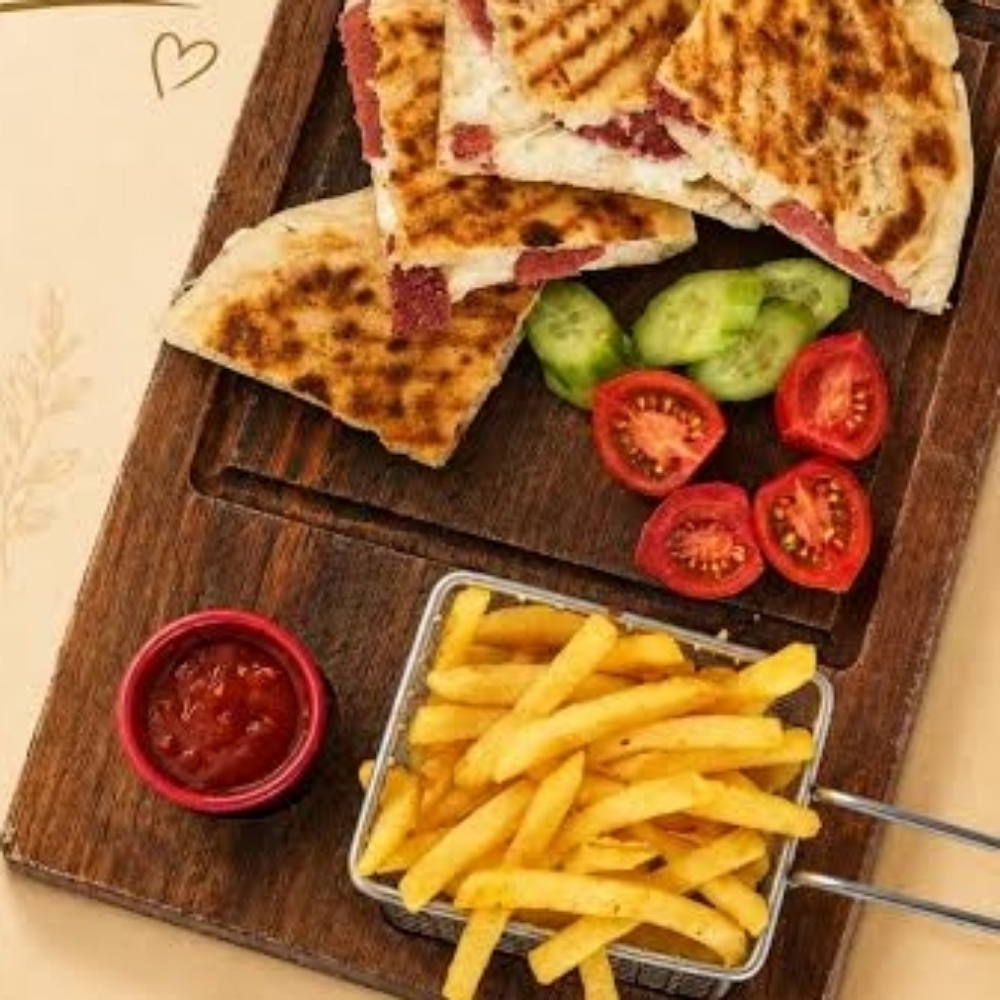 Sucuk-Kaşar Bazlama Tost
