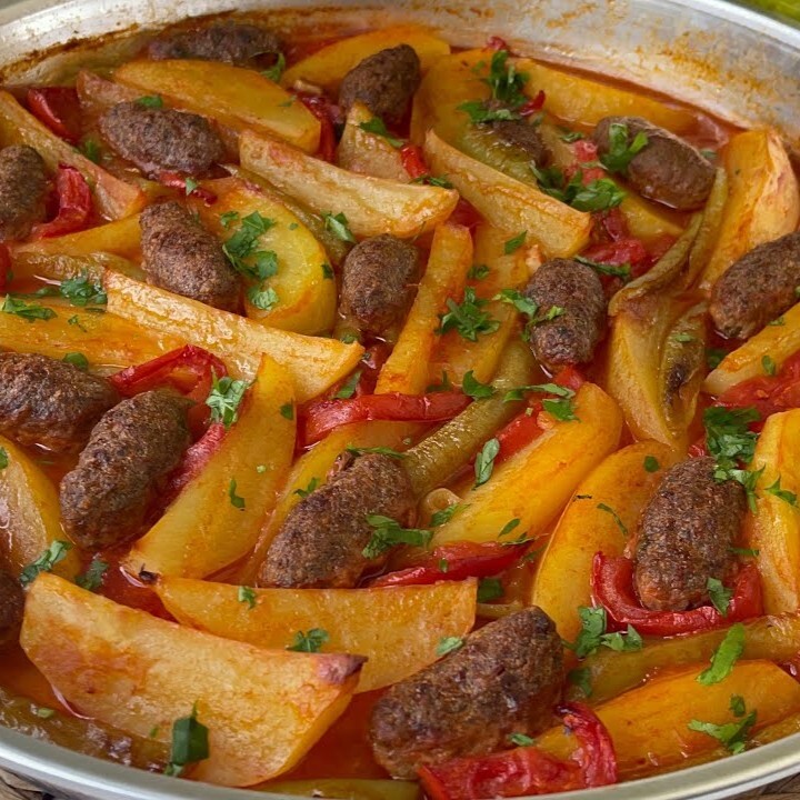 Fırında Patatesli Soslu Kuru Köfte