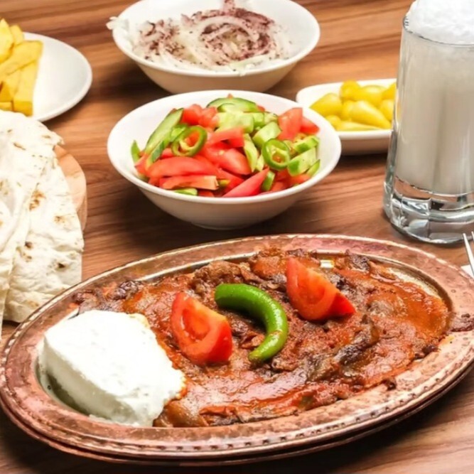 Acılı Adana Kebaptan İskender Muhteşem Lezzeti ile Bol Sosu ve Yoğurdu ile Gurme iskender