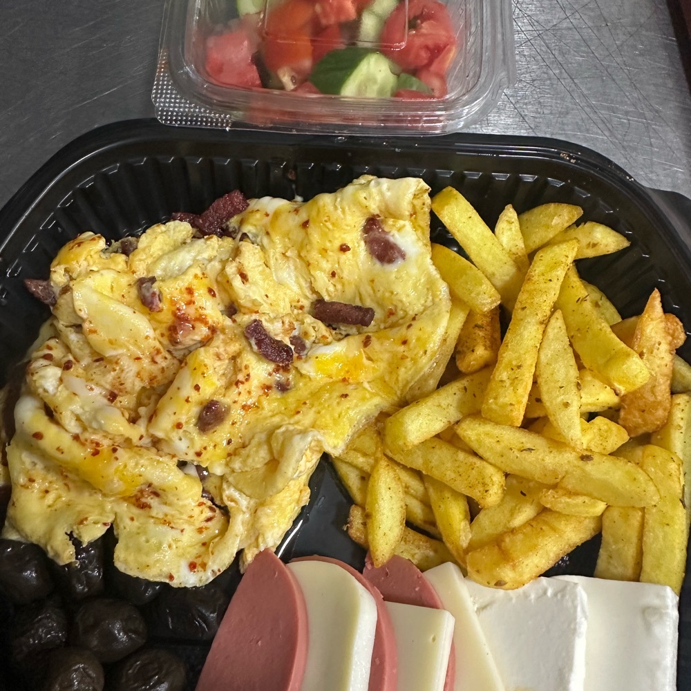 Sucuk Omletli Kahvaltı Tabağı