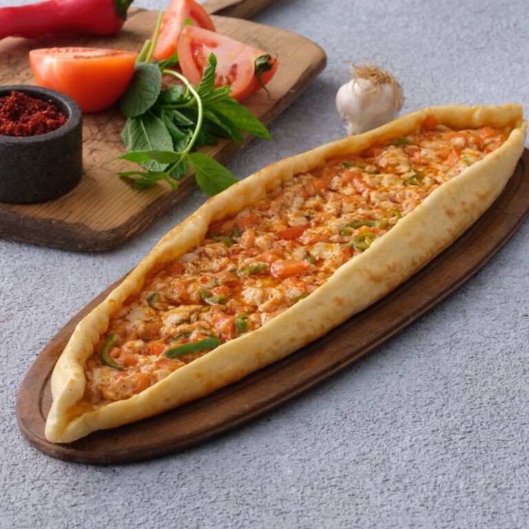 Tavuklu Pide 1.5 Pide Çorba ve 330 ml Ayran