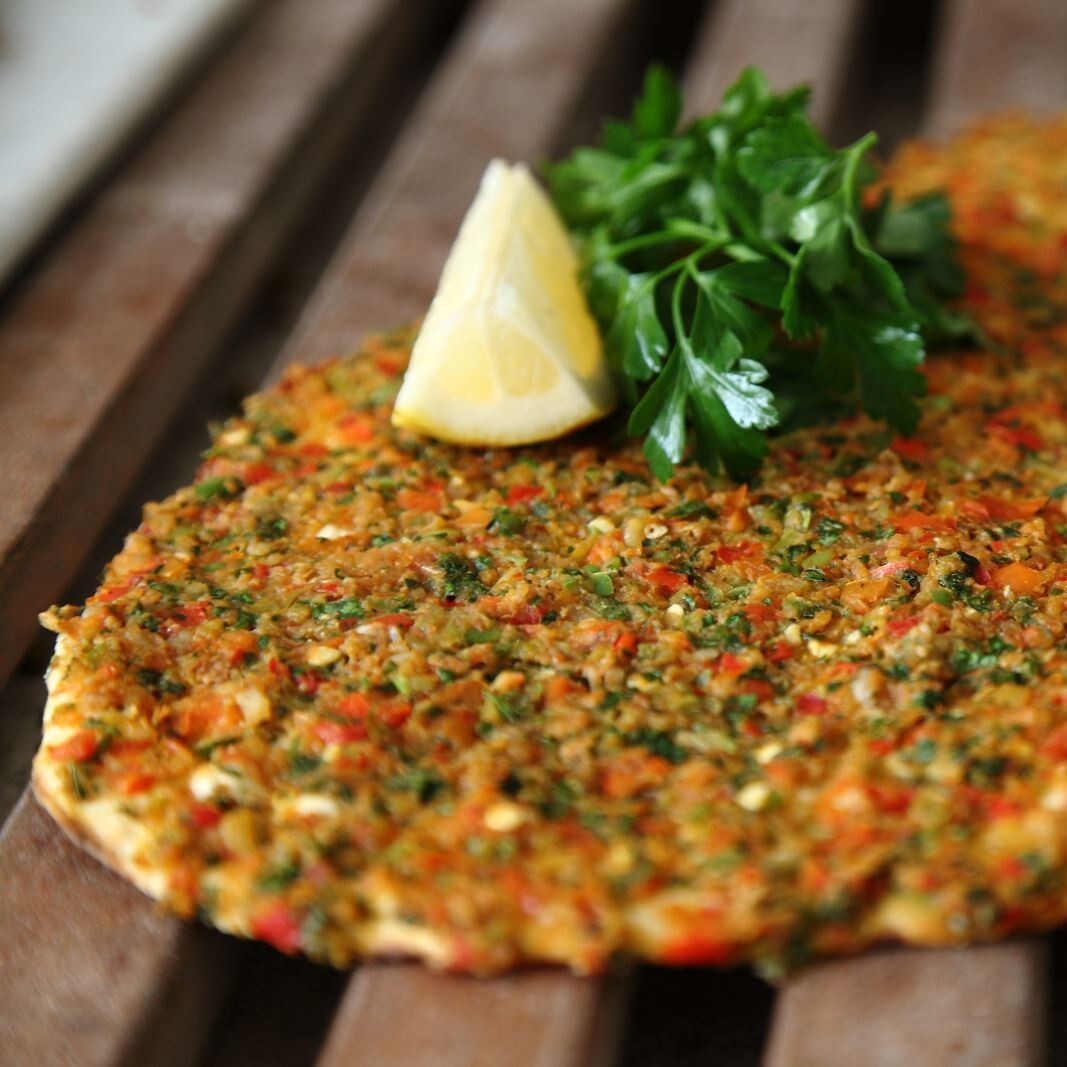 5 Lahmacun (1 lt) Kola Eşliğinde Salata Soğan Söğüş Limon
