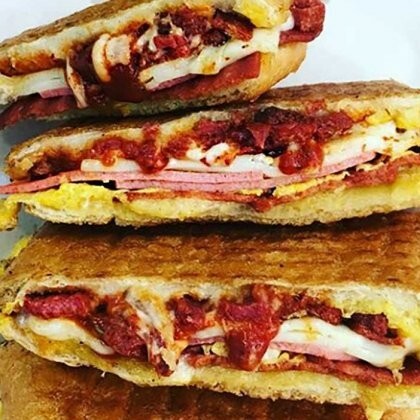 Bütün Ekmek Yumurtalı Sanayi Tost