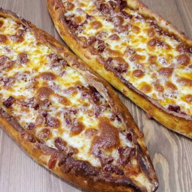 Sucuklu Salamlı Sosisli Kaşarlı Pide