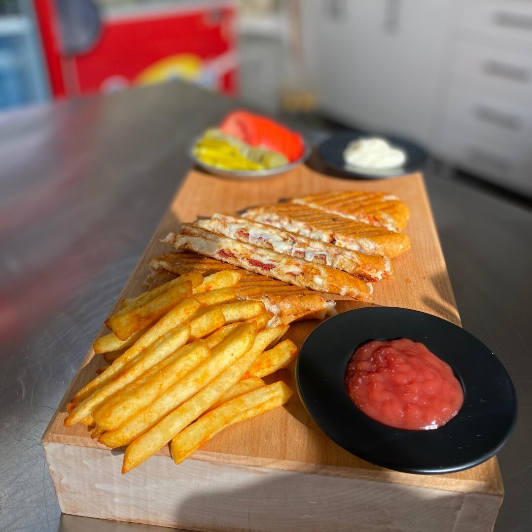 Sucuklu Kaşarlı Tost