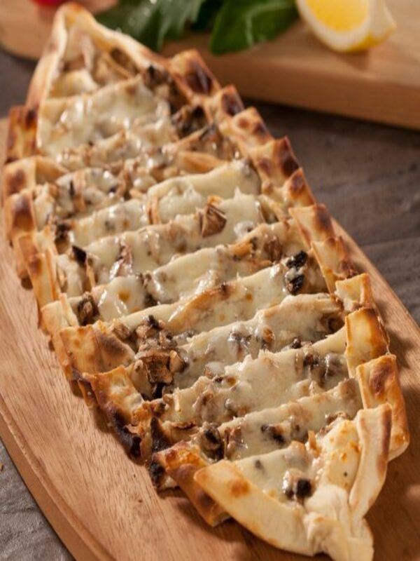 Kuşbaşılı Kaşarlı Pide