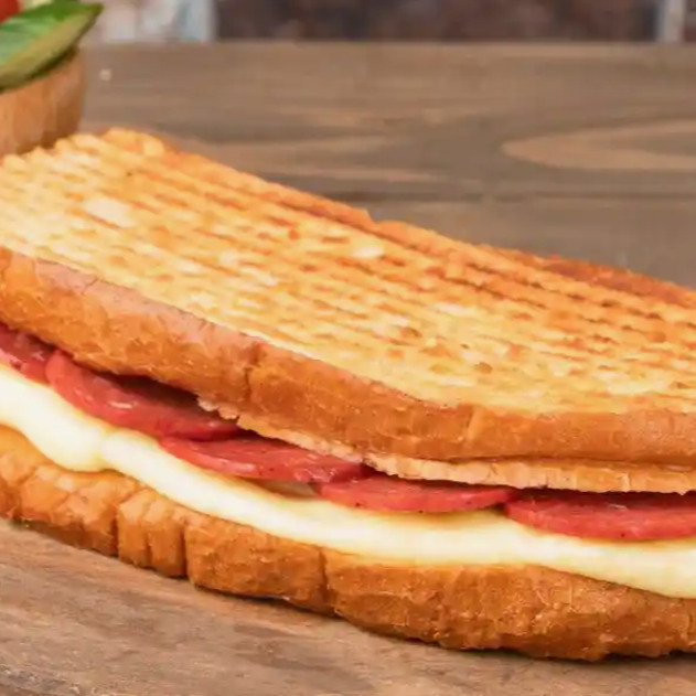 Sucuklu & Kaşarlı Tost