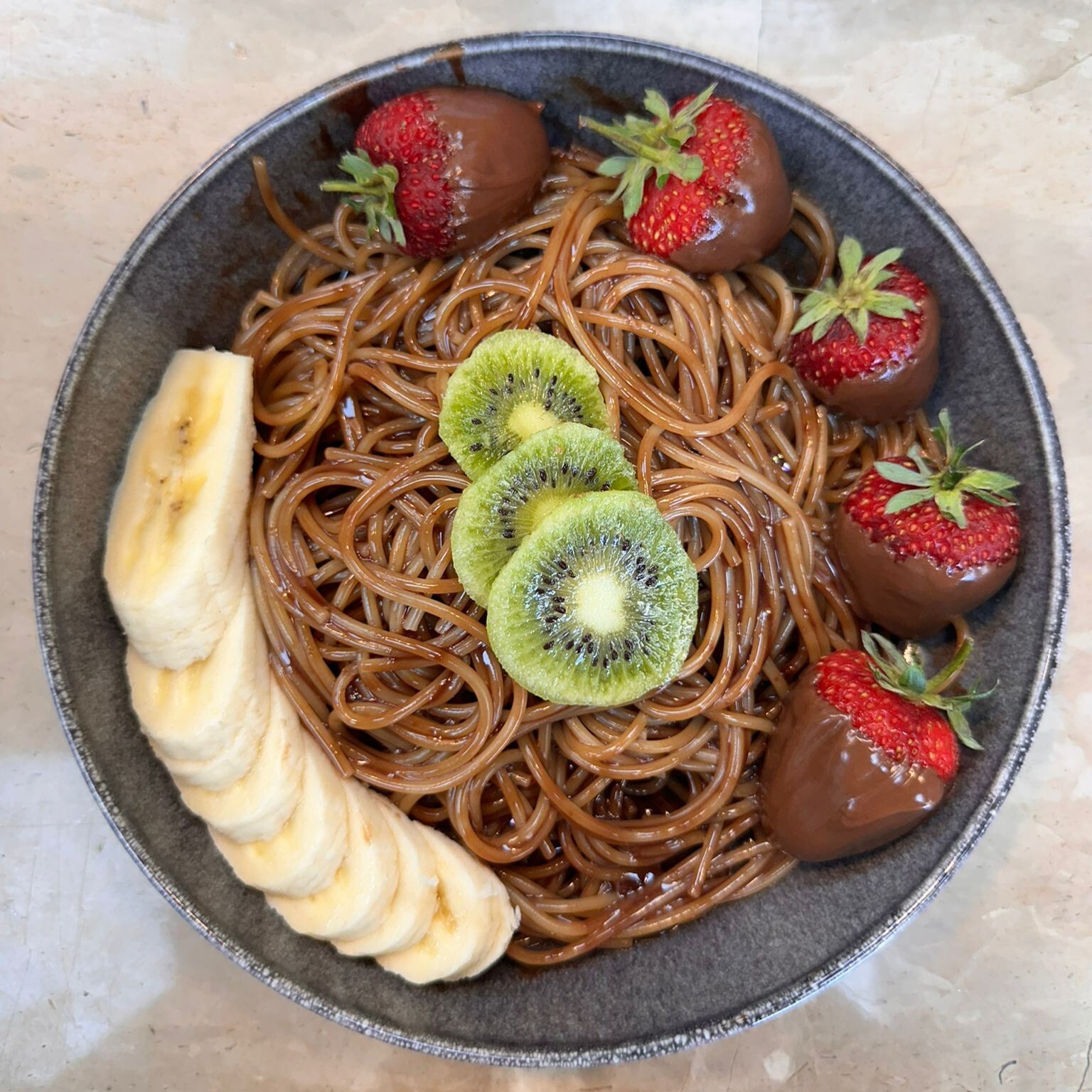 Nutella ve Çilekli Spagetti