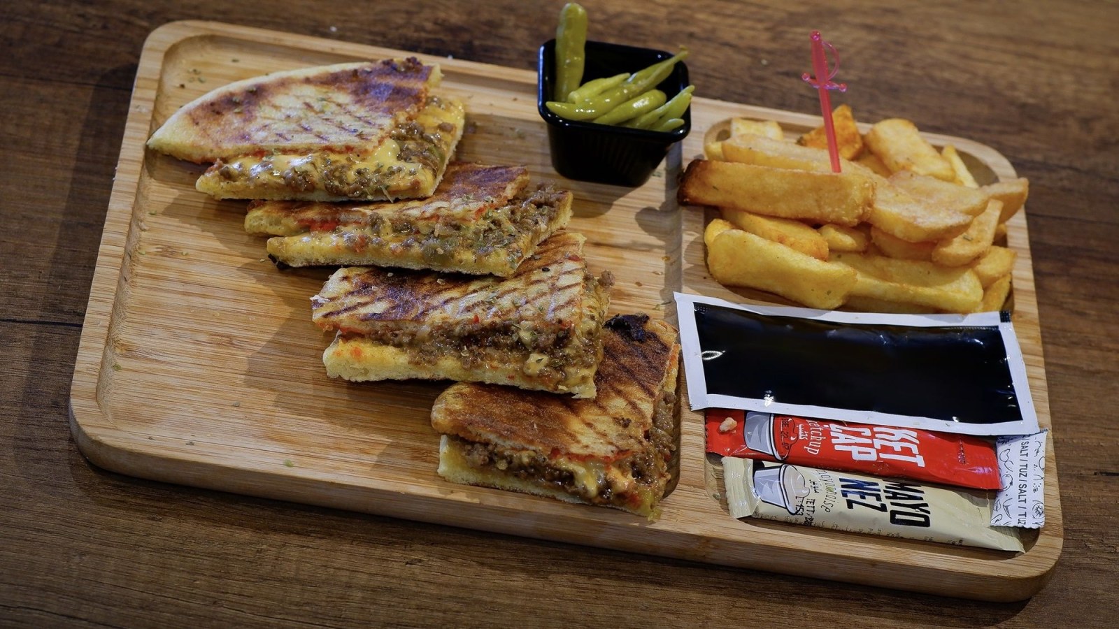 Ye Bi Kıymalı Tost
