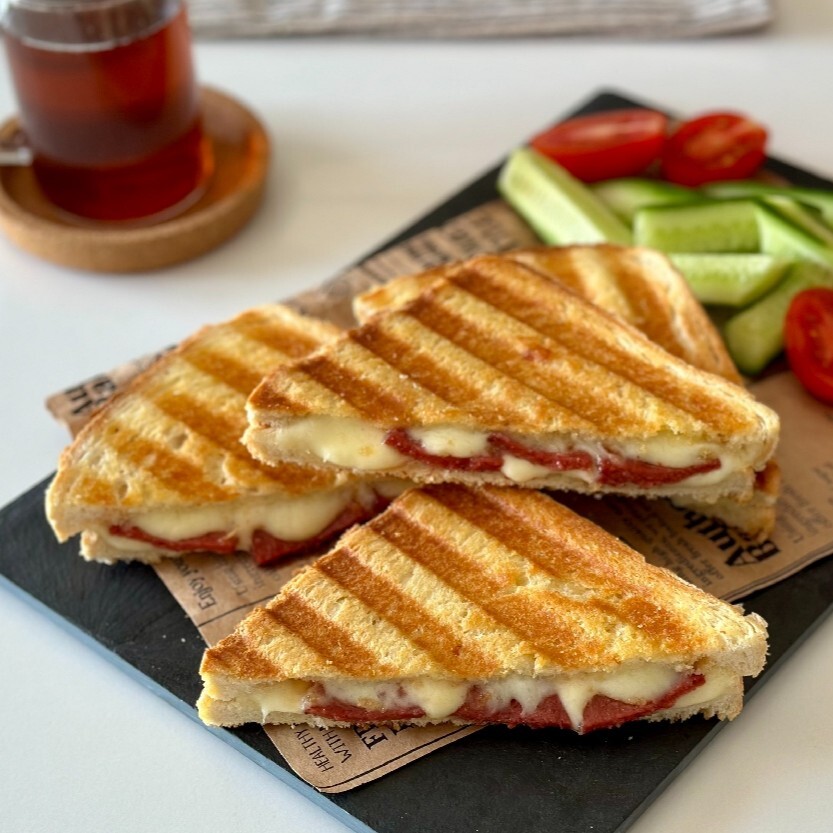 Sucuklu Kaşarlı Tost + 330 ml Coca-cola