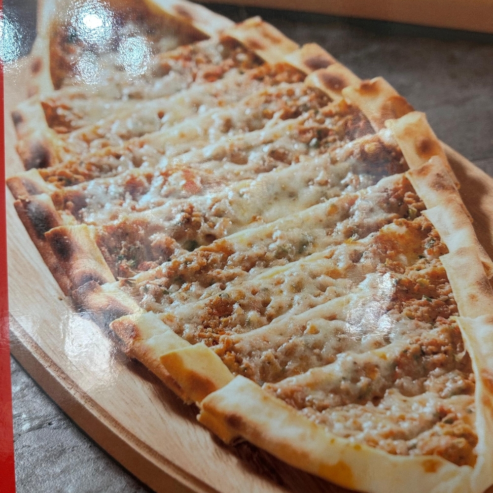 Kıyma kaşarlı pide