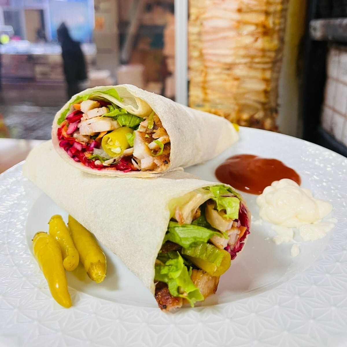 4 Adet Lavaşta Tavuk Döner (100 g) & 1 Litre Kola Bizden