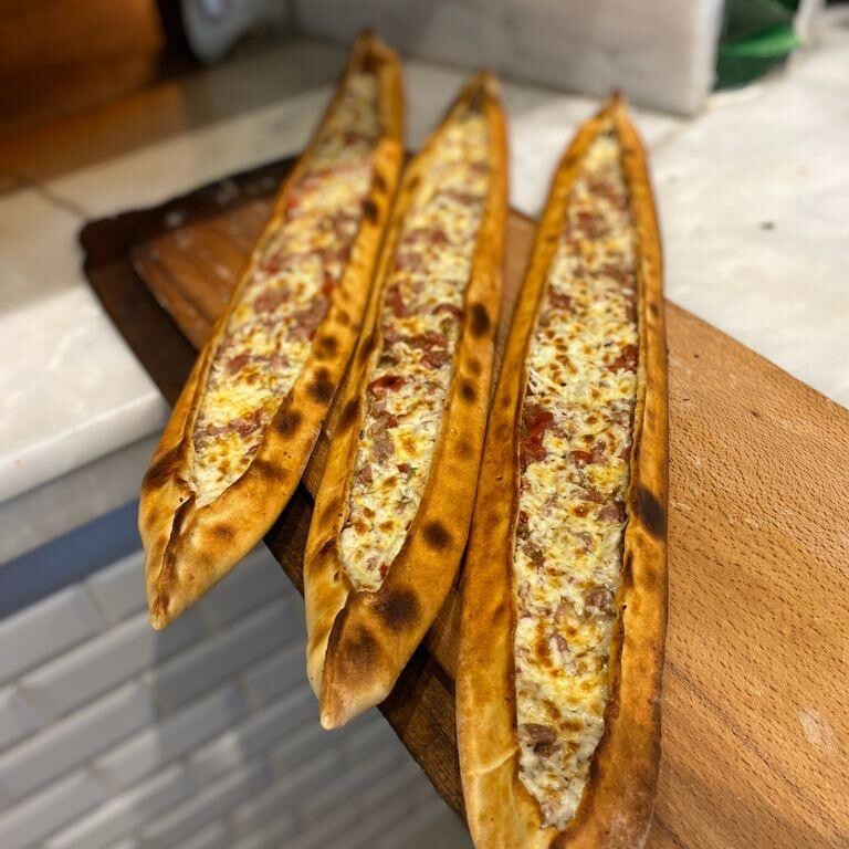 3 Kuşbaşılı Kolot Peynirli pide + Coca Cola (1L)