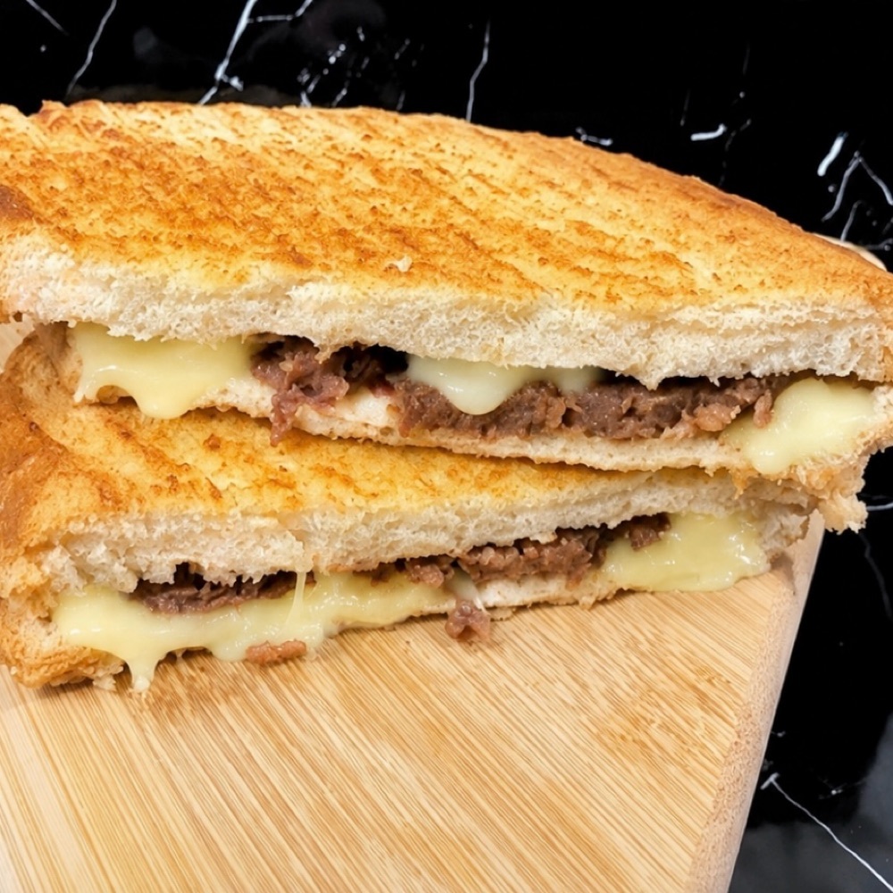 Tost Ekmeğine Kavurmalı Kaşarlı Tost