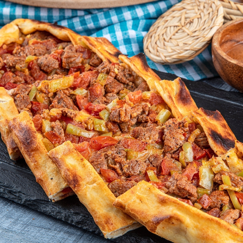 Kuşbaşılı Kaşarlı Pide