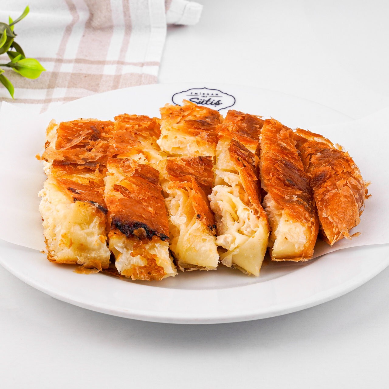 Peynirli Kol Böreği