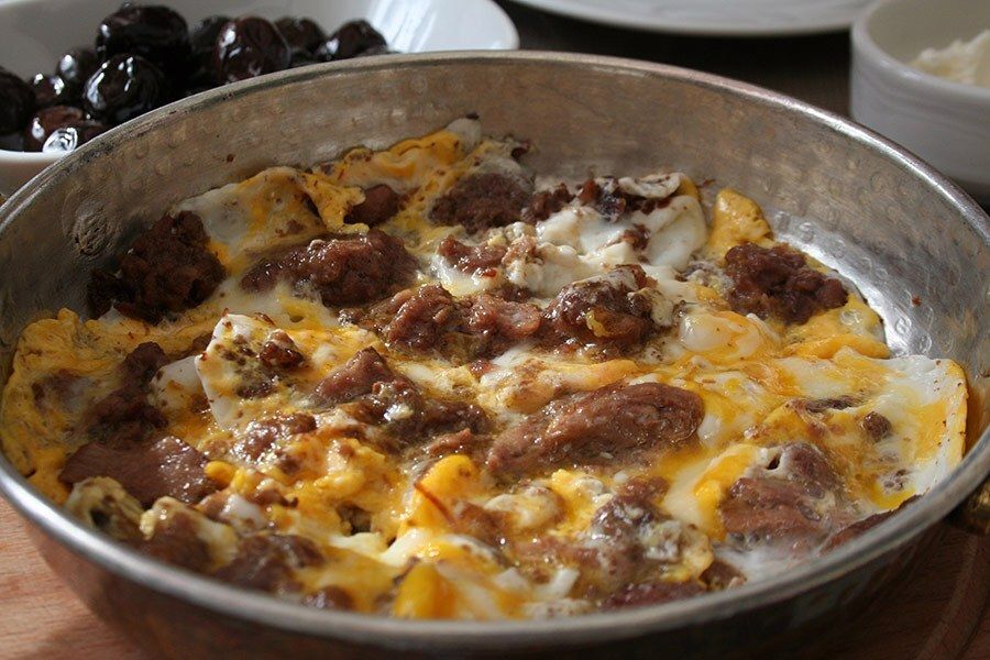 Kavurmalı Kaşarlı Omlet