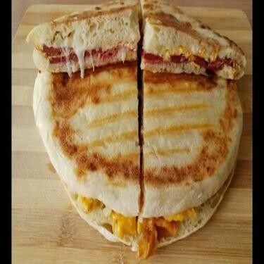 Sucuk Cheddarlı Bazlama Tost