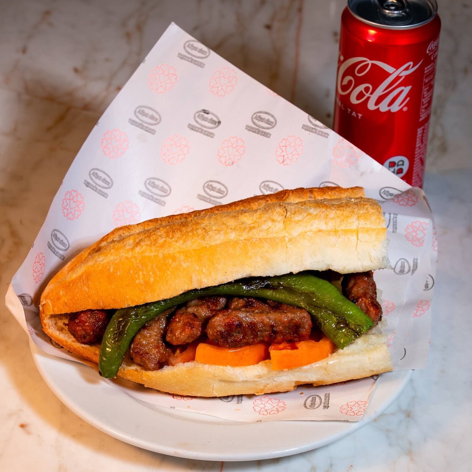 Yarım Ekmek Arası Tam Porsiyon Köfte + Coca Cola