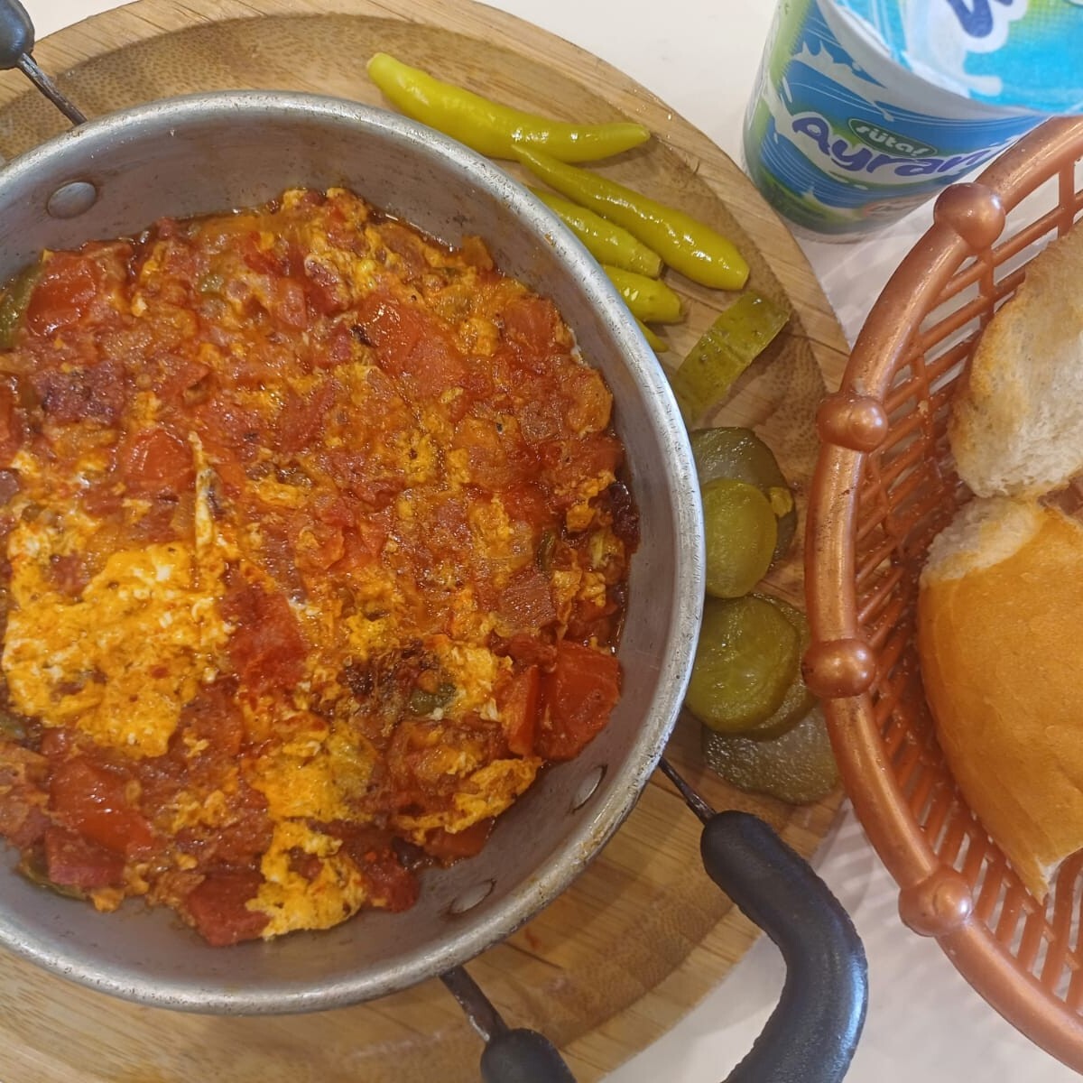 sade kaşarlı menemen menü