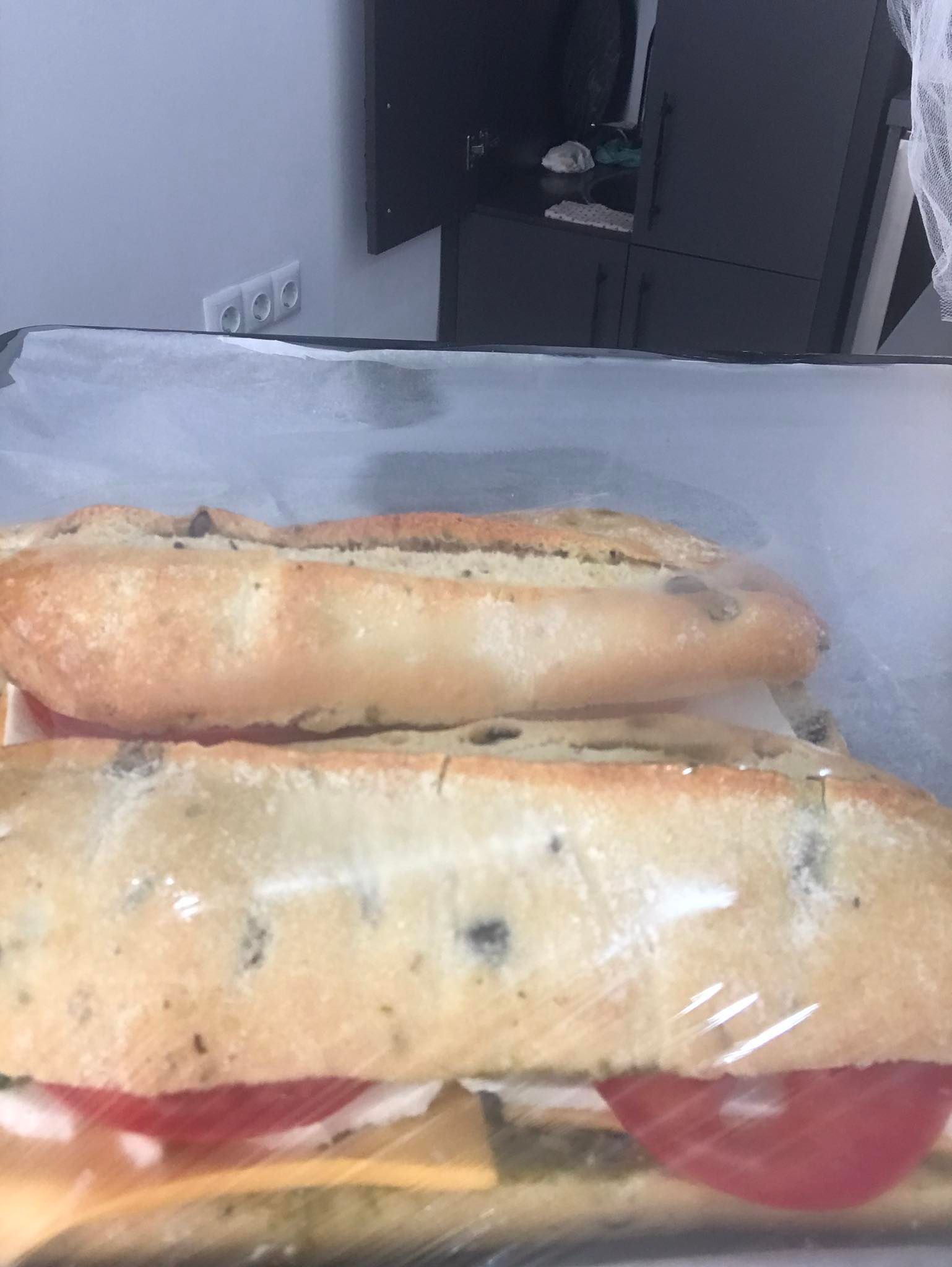 Rustik Zeytin ve Kekikli ekmek arasına 4 Peynirli Soğuk Sandviç