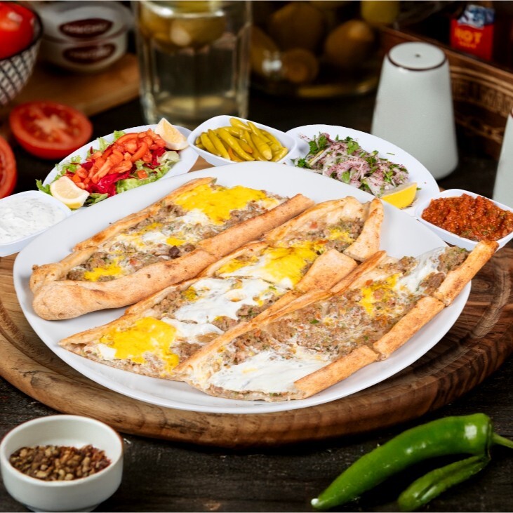 Kıymalı Yumurtalı Pide