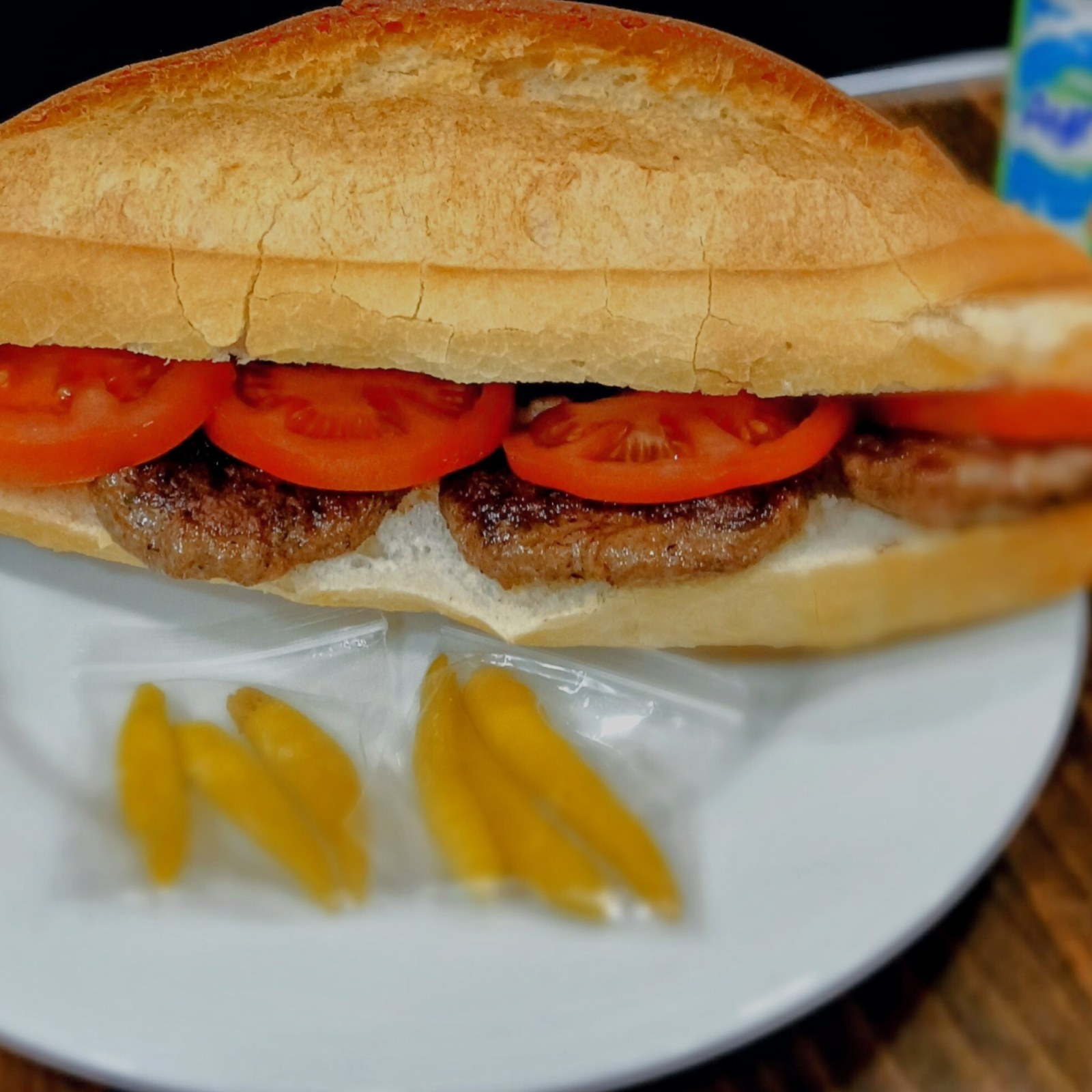 Tam Ekmek Arası Köfte ve Ayran