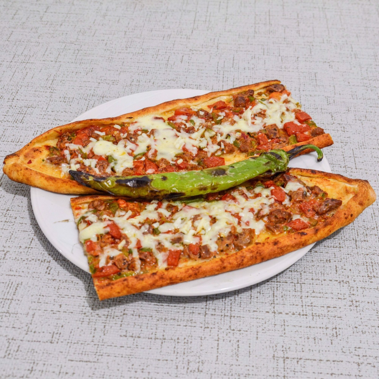 Aile Menusu 1) 1Kuşbaşılı Kaşarlı Pide 1Kıymalı (5 Adet) Lahmacun (1 lt) İçecek