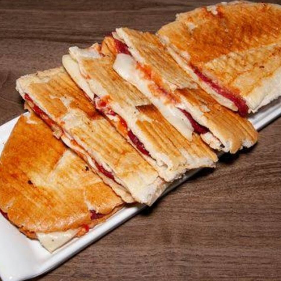 Tam Ekmek Yumurtalı Beyaz Peynirli Sucuklu