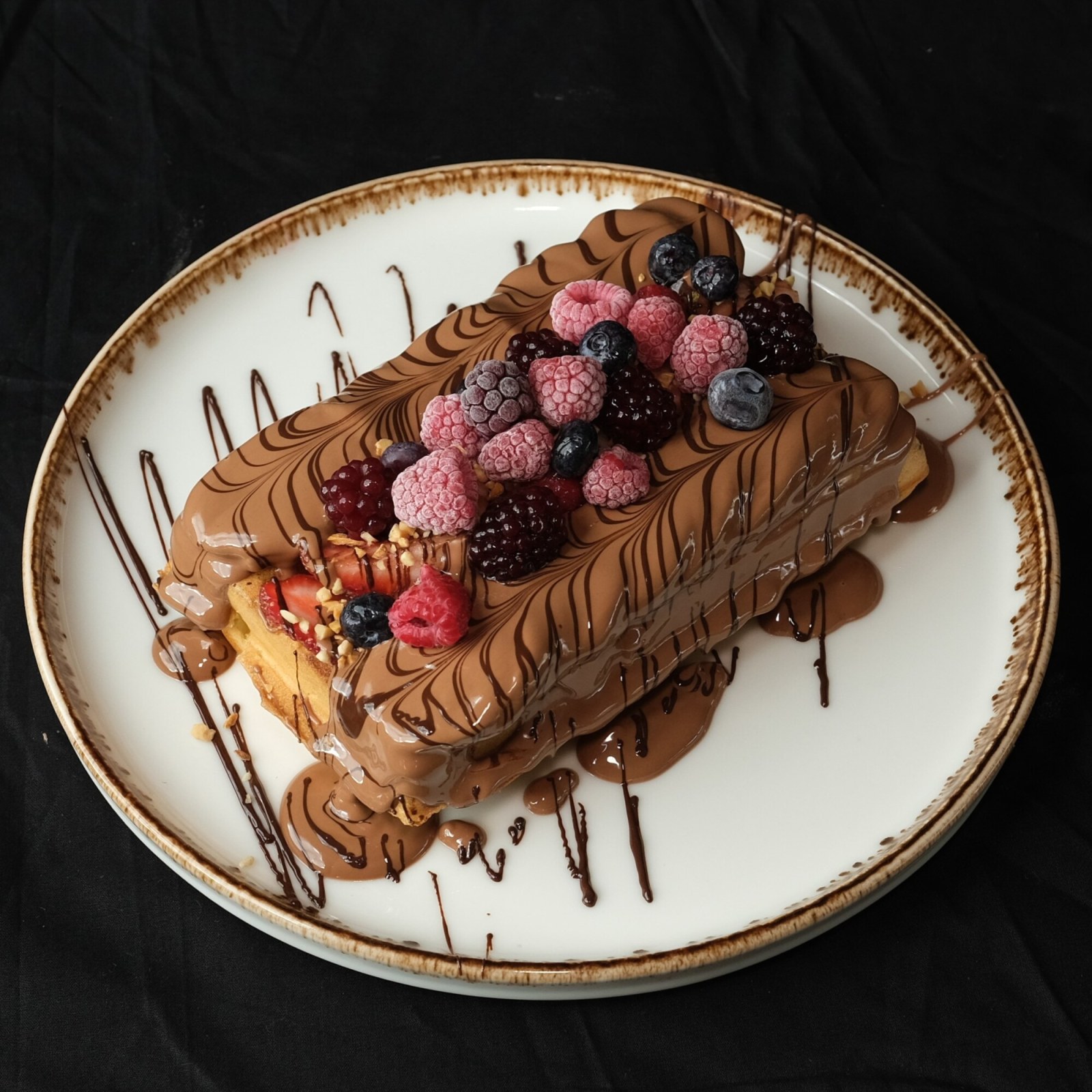 Kremalı Orman Meyveli Waffle