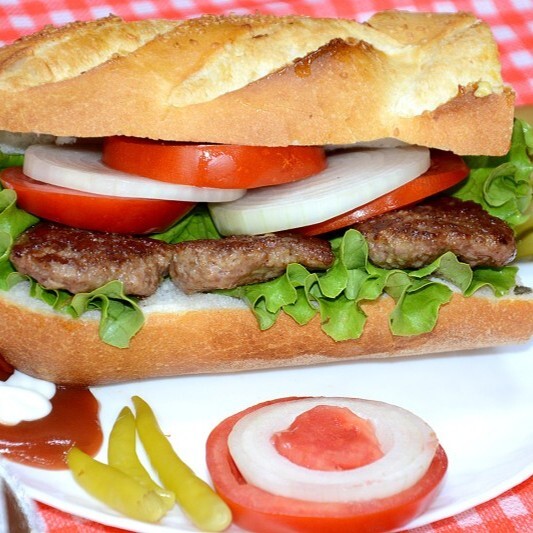 Çıtır yarım ekmek arasi ızgara köfte