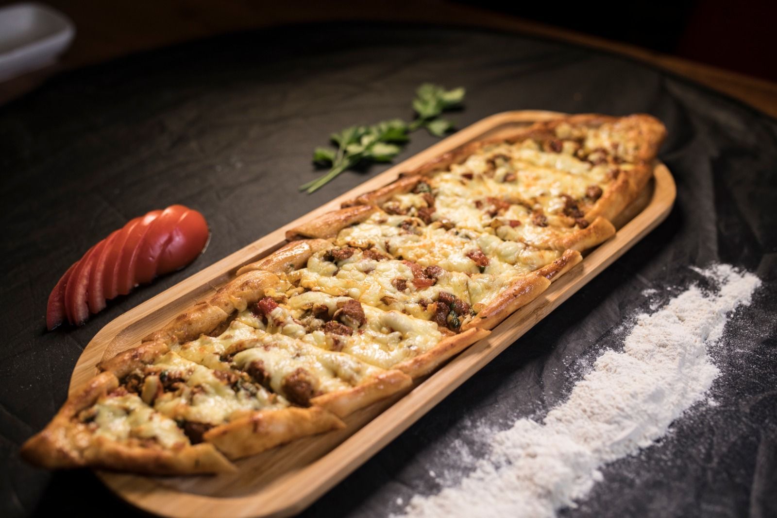 Kuşbaşılı Kaşarlı Pide
