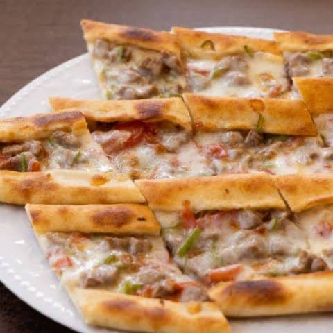 Kuşbaşılı Kaşarlı Pide
