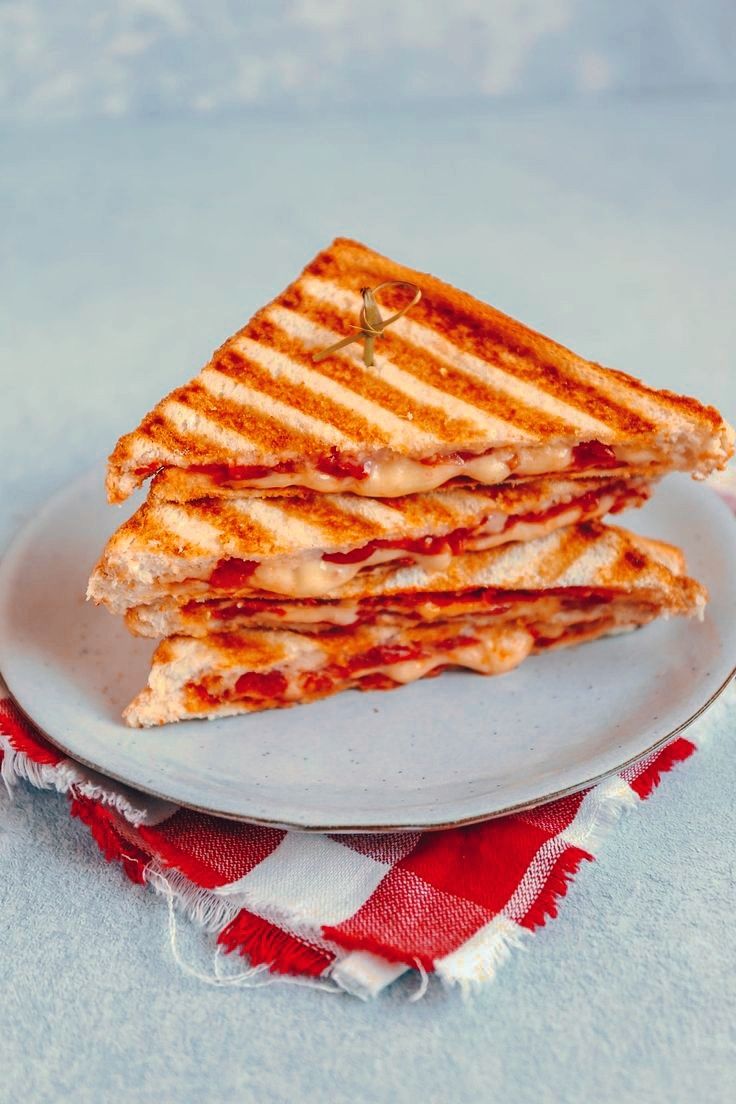 Salamlı Sucuklu Tost+Söğüş