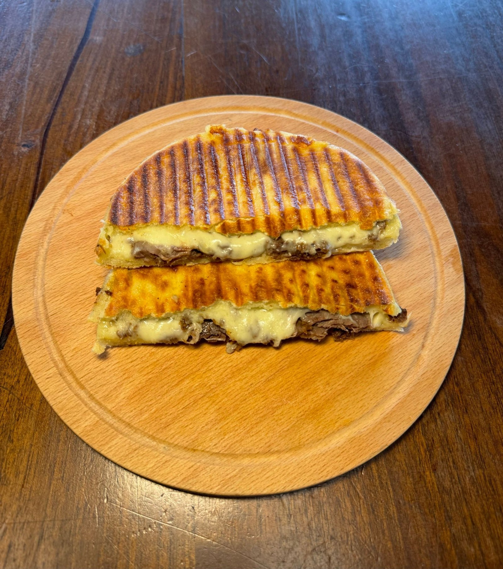 Bazlama Ekmeğine Kavurma Kaşarlı Tost