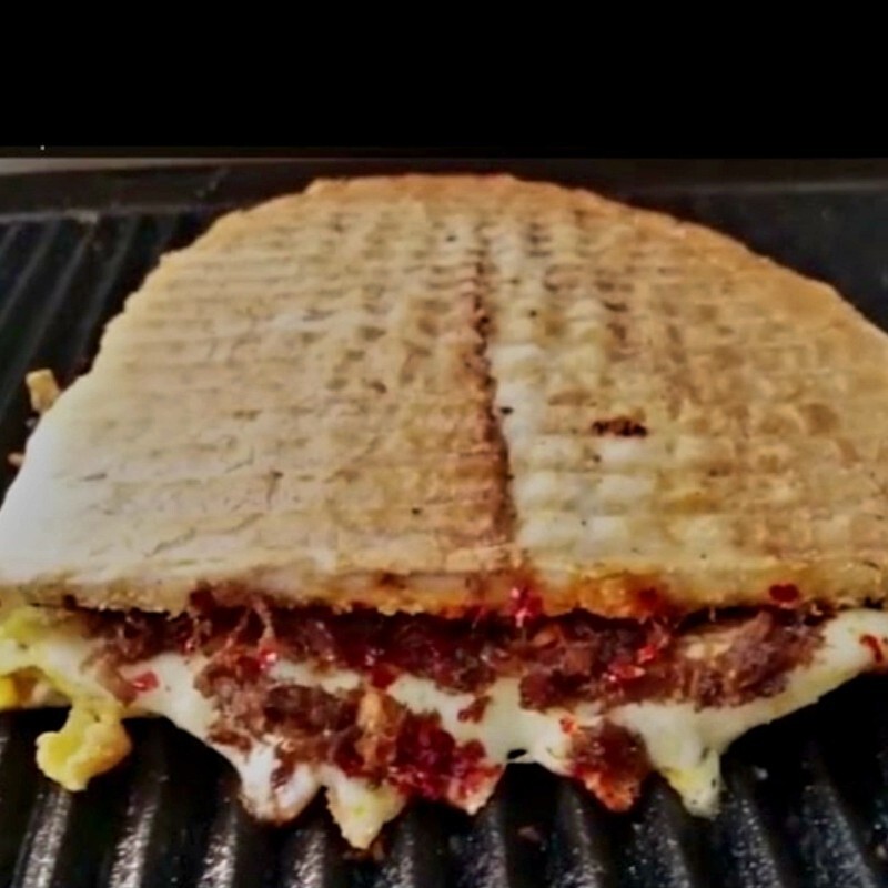 Bakkal Ekmegine Kavurmalı Kaşarlı Tost
