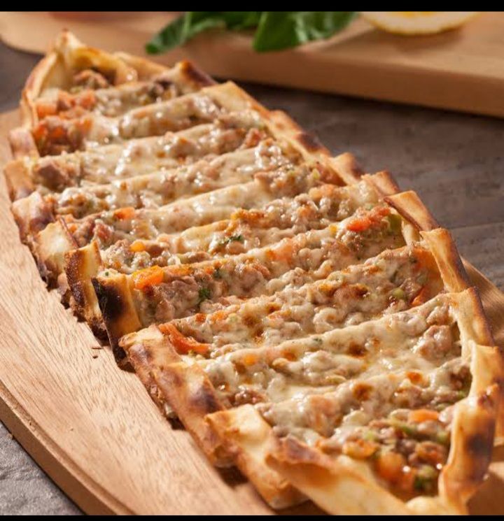 Kıyma Kaşarlı Pide