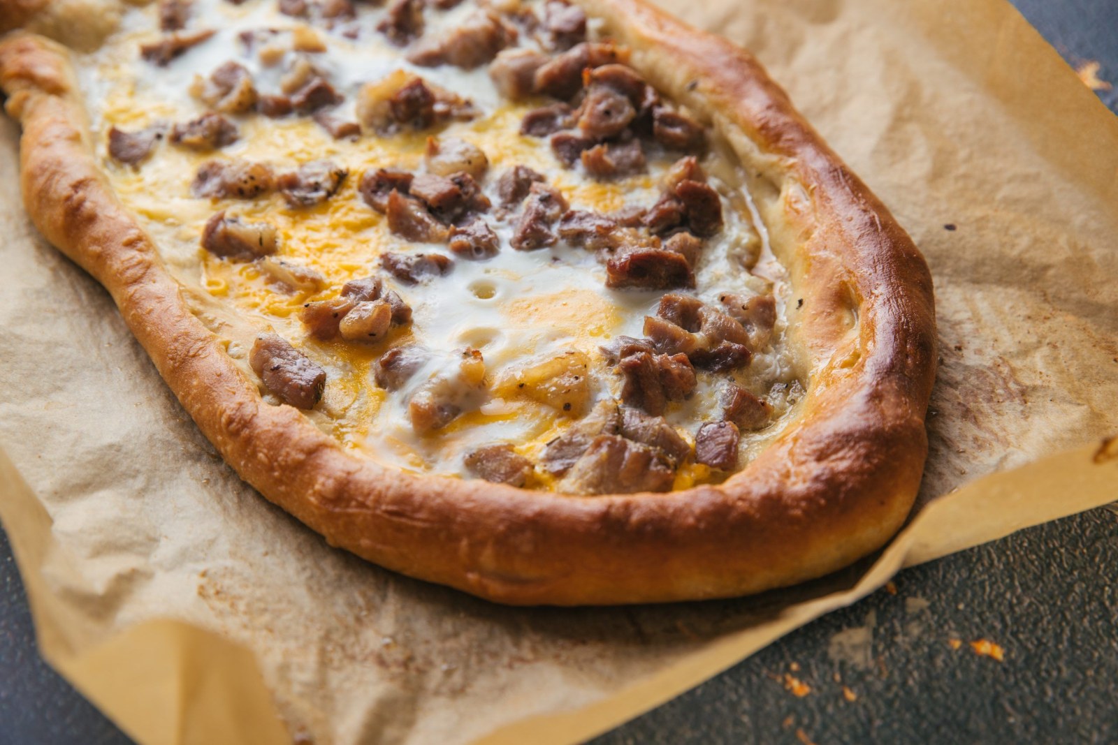 Kavurmalı Kaşarlı Yumurtalı Pide