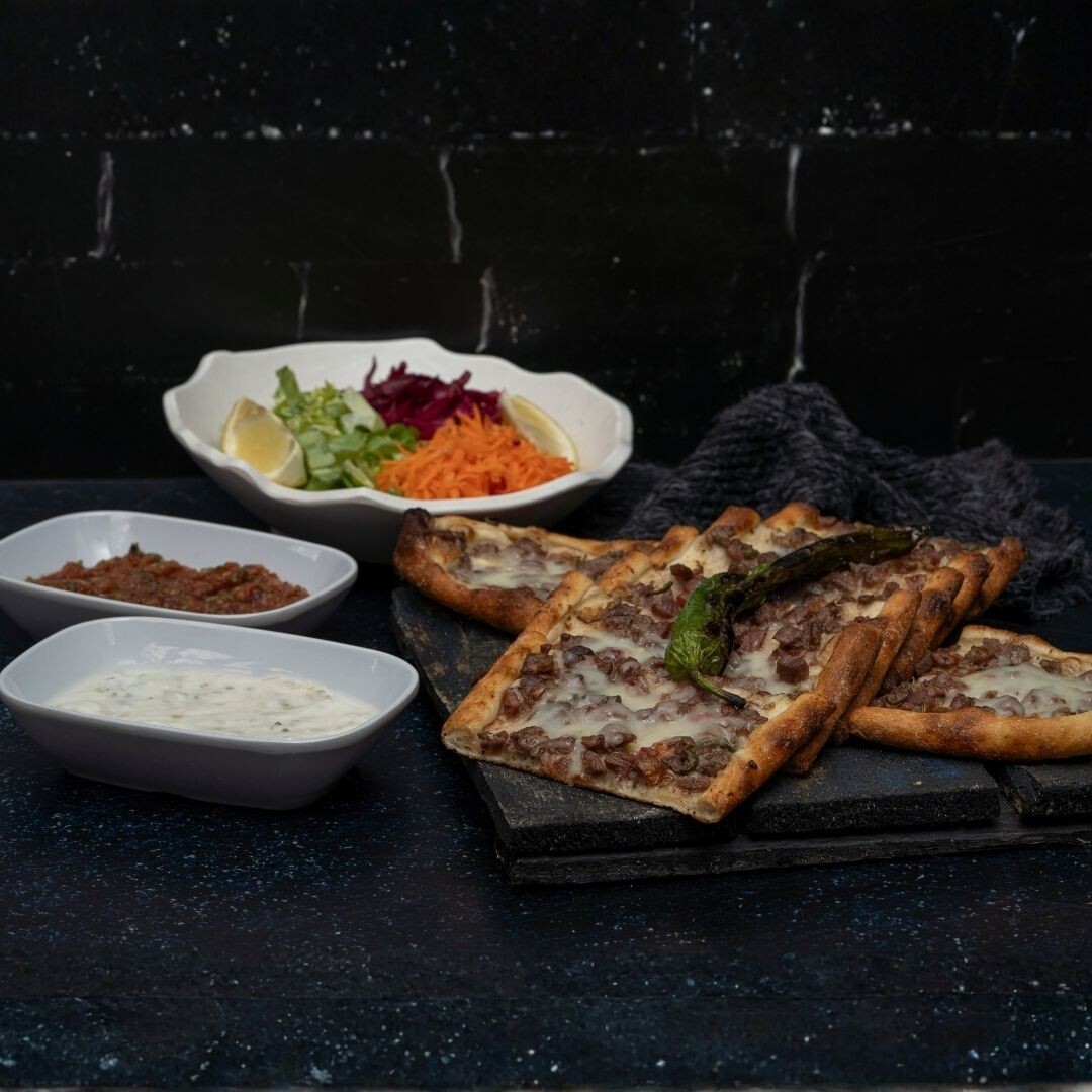 Kuşbaşılı Kaşarlı Pide