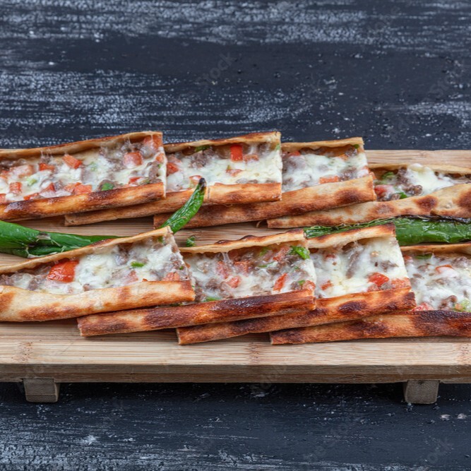 Kuşbaşılı Kaşarlı Pide